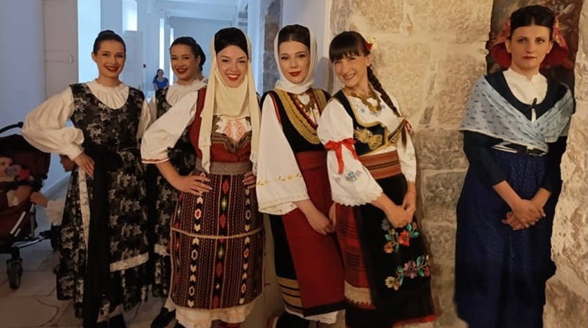 REVIJA NOŠNJI POKAZALA LJEPOTU HERCEGOVAČKE TRADICIJE I IDENTITETA